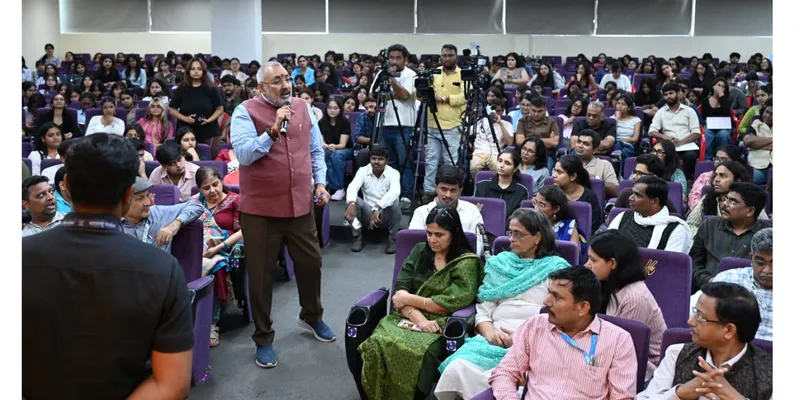 Union Textile Minister Giriraj Singh Visits NIFT Mumbai, Interacts with Students and Inaugurates Bunakar Seva Kendra Facility
